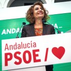La vicepresidenta primera del Gobierno, ministra de Hacienda y líder del PSOE-A, María Jesús Montero, aseguró que la tributación en el IRPF de los perceptores del Salario Mínimo Interprofesional afectará solo al 20 por ciento de los mismos y añadió que, a su juicio, se debe "acompasar la fiscalidad" a la subida del SMI, en rueda de prensa tras reunirse con la secretaria general de CCOO de Andalucía, Nuria López, este viernes en Sevilla. EFE/ Julio Muñoz
