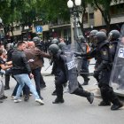 Imagen de archivo del 01/10/2017 de varios agentes de la Policía Nacional intentan retirar a los concentrados en el instituto IES Tarragona. EFE/Jaume Sellart