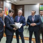 El presidente Alfonso Fernández Mañueco junto al abad del Dulce Nombre, Nacho Tejera, y Ángel Dieguez.