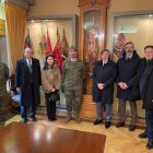 La Cofradía del Milagroso Pendón de San Isidoro visitó al coronel Jefe del Regimiento de Artillería.