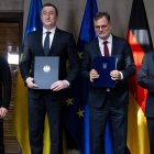 Olaf Scholz con Volodymyr Zelensky. En el medio, los ministros ucraniano y alemán.