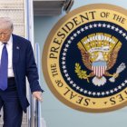 El presidente estadounidense Donald J. Trump desciende del Air Force One.