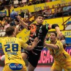 Marwan intenta lanzar ante la portería delk Villa de Aranda en una acción en la que es obstaculizado por dos rivales.