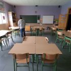 Un profesor prepara un aula antes de la llegada del alumnado.