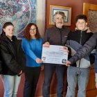 Los alumnos del IES y la directora, con el presidente de la FOP.