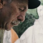 El pintor Roberto Orallo, en una escena de ‘En la línea del horizonte’, de Iñaki Pinedo con música de Gorka Hermosa.