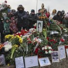 Unas personas dejan flores en la tumba del fallecido líder de la oposición rusa Aléxei Navalni, en el cementerio Borísovski, en Moscú, el 16 de febrero de 2025. EFE/EPA/MAXIM SHIPENKOV