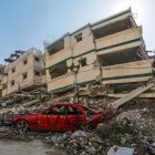 Edificios destruidos y un vehículo en el oeste de la ciudad de Gaza, 14 de febrero de 2025. EFE/EPA/MOHAMMED SABER
