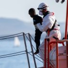 La guardamar Talia de Salvamento Marítimo ha rescatado a los 59 ocupantes de un cayuco.