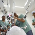 Cirujanos utilizan un robot a través de un simulador.