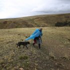 Fotografía de archivo de un campesino que camina bajo la lluvia en Perú. EFE/ Paolo Aguilar