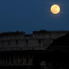 Imagen de archivo del coliseo romano bajo la luna llena, uno de los escenarios en los que Raúl Ordás sitúa su novela ‘Borea. El viento en la arena’.