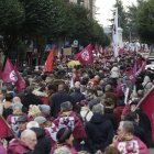 El grueso de la manifestación a su paso por la avenida Roma, con la estatuta de Guzmán al fondo.