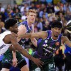El alero del Unicaja Kameron Taylor (d) lucha con Andrés Feliz (i), del Real Madrid, durante la final de la Copa de Rey de baloncesto que Real Madrid y Unicaja Málaga disputaron en el Gran Canaria Arena, en Las Palmas de Gran Canaria. EFE/ Angel Medina G.