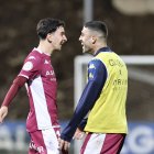 Luis Chacón, izquierda, celebra el empate en Zubieta con su compañero Víctor Ruiz.