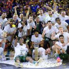 El Unicaja celebra el título de campeón de la Copa del Rey tras derrotar al Madrid en la final.