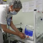 Una enfermera prepara el dispositivo de diálisis peritoneal.