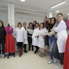 Alumnas y maestras, con los maniquíes del aula.