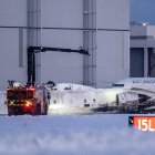 Los equipos de emergencia se reunen en el lugar del accidente donde un avión de Delta Air Lines se volcó mientras aterrizaba en el Aeropuerto Internacional Toronto Pearson en Mississauga, Canadá, el 17 de febrero de 2025. EFE/EPA/Eduardo Lima