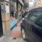 El vehículo empotrado contra un escaparate.