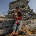 - La niña de seis años Haia Asaleiya, fuera de su casa familiar destruida en medio de una cesación del fuego entre Israel y Hamas, en el campamento de refugiados de Jabalya, al norte de la Franja de Gaza, este lunes. Israel y Hamas pusieron en práctica la primera fase de un acuerdo de liberación de rehenes y alto el fuego el 19 de enero de 2025. EFE/ Mohammed Saber