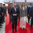 El presidente de Egipto, Abdelfatah al Sisi, llega al aeropuerto de Barajas en Madrid, donde ha sido recibido por la vicepresidenta tercera y ministra para la Transición Ecológica y el Reto Demográfico, Sara Aagesen (a su lado). EFE/ Rodrigo Jimenez