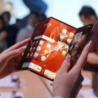 Un empleado de Huawei sostiene un teléfono móvil tríptico Mate XT durante un evento de lanzamiento de producto en Kuala Lumpur, Malasia, este 18 de febrero de 2025. EFE/MUKHRIZ HAZIM