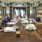 Sergey Lavrov y Marco Rubio ayer en Arabia Saudita.