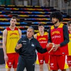 Sergio Scariolo, seleccionador de España, da instrucciones a Izan Almansa en el entrenamiento.