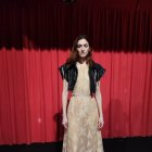 Una modelo con un vestido de la colección Genko.