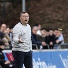 Llona da instrucciones a sus jugadores este pasado sábado en Zubieta ante la Real B.