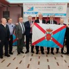 En el centro, Eduardo Morán, Luis del Olmo y Olegario Ramón, con la bandera del Bierzo.