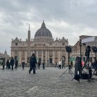 Ubicada a poco más de 4 kilómetros del Hospital Gemelli, donde el papa Francisco permanece ingresado desde hace seis días con una neumonía bilateral, la vida en la Plaza de San Pedro, centro la cristiandad y objetivo de muchos visitantes que llegan a Roma, transcurre con normalidad. Con todas las miradas fijas en el hospital, al que decenas de fieles se acercan a poner velas y mensajes de cariño para el pontífice, en la Ciudad del Vaticano, el epicentro de la religión católica, la jornada sigue como si nada, con cientos de peregrinos que llegan a San Pedro con motivo del Jubileo. -EFE Claudia Sacristán Valle