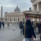 Ubicada a poco más de 4 kilómetros del Hospital Gemelli, donde el papa Francisco permanece ingresado desde hace seis días con una neumonía bilateral, la vida en la Plaza de San Pedro, centro la cristiandad y objetivo de muchos visitantes que llegan a Roma, transcurre con normalidad. Con todas las miradas fijas en el hospital, al que decenas de fieles se acercan a poner velas y mensajes de cariño para el pontífice, en la Ciudad del Vaticano, el epicentro de la religión católica, la jornada sigue como si nada, con cientos de peregrinos que llegan a San Pedro con motivo del Jubileo. -EFE Claudia Sacristán Valle