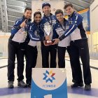 De Paz, segundo por la derecha, con sus compañeros del Txuri Berri con el trofeo de campeones.