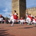 Varios danzantes de Laguna de Negrillos bailan en una exhibición ante el castillo.