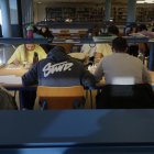 Universitarios leoneses en la biblioteca central del Campus de Vegazana.