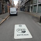 Una de las señales horizontales de la ZBE de Ponferrada.