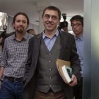 Monedero junto a Pablo Iglesias e Íñigo Errejón.