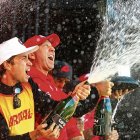 Álvaro Alonso Prada junto a Sergio García celebrando el triunfo en Adelaida.