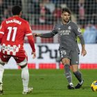 El defensa del Real Madrid Raúl Asencio (d) centra el balón durante el partido de la jornada 19 de LaLiga que Girona FC y Real Madrid disputaron en Montilivi. EFE/ Siu Wu