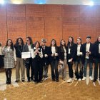 Los alumnos y las alumnas con sus profesoras posan tras ganar en León.