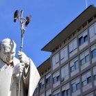 La estatua de Juan Pablo II ante el hospital Gemelli, donde está ingresado el papa Francisco. EFE/EPA/FABIO CIMAGLIA