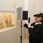 Lore Lou, en el estudio de grabación donde integrarán a tres personas reinsertadas.