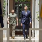 Imagen de archivo del presidente de Ucrania, Volodímir Zelenski (i),y el presidente del gobierno español, Pedro Sánchez en Madrid. EFE/ Chema Moya