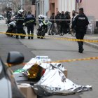 Agentes de policía en la escena de un ataque con cuchillo en Mulhouse.