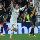 El centrocampista croata del Real Madrid Luka Modric (c) celebra el primer gol de su equipo durante el partido de LaLiga entre el Real Madrid y el Girona, este domingo en el estadio Santiago Bernabéu. EFE/ Kiko Huesca