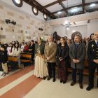 Coro rociero en la fiesta de Andalucía, en Flores.  Las autoridades en la misa celebrada en Flores del Sil.