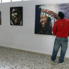 Montaje de la exposición que se inaugura el viernes en Santa Lucía de Gordón.