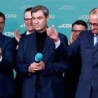  Friedrich Merz (d), presidente de la Unión Demócrata Cristiana (CDU) de Alemania, celebra ayer su triunfo.